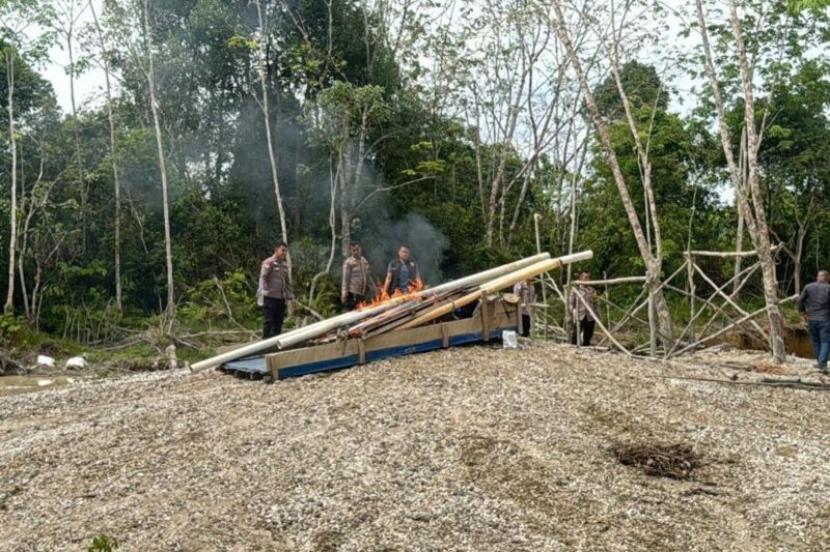 Tindakan Tegas di Tebo: Polisi Bakar Alat Tambang Emas Ilegal Dekat Objek Wisata