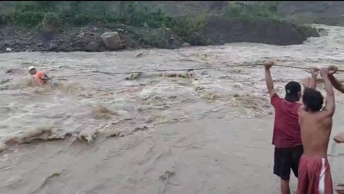 Evakuasi Dramatis Tiga Pemancing Terjebak Arus Deras Curug Niagara Bogor
