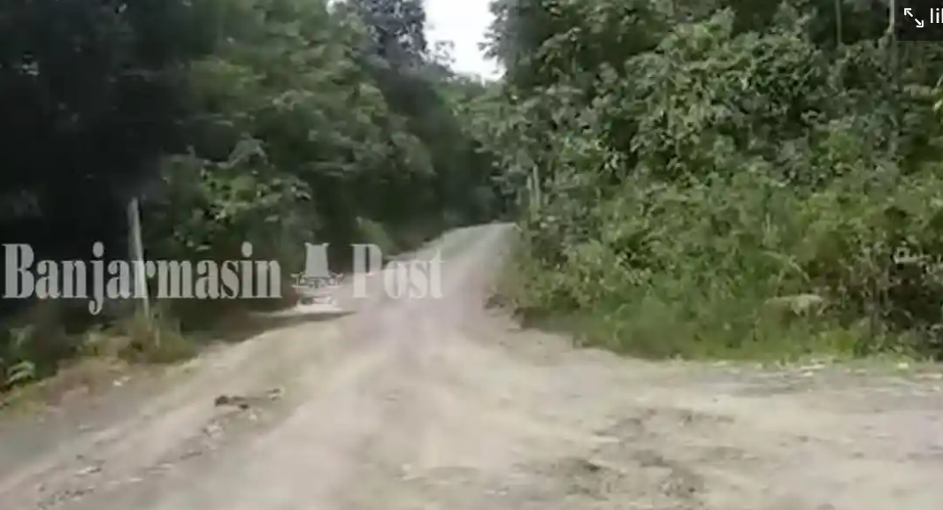 Kondisi Jalan Desa Biih Kian Memprihatinkan, Angkutan Tambang Disorot Jadi Biang Kerok