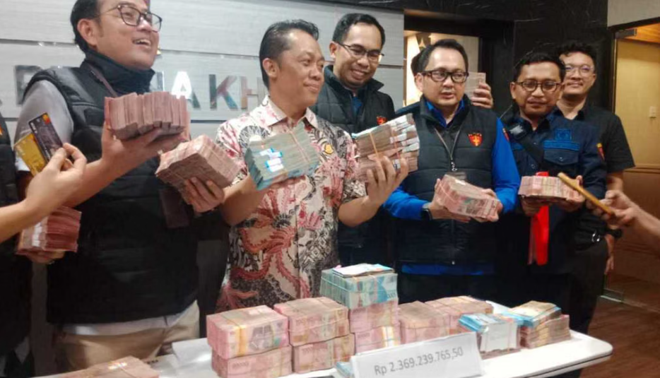 Kejati Jatim Sita Rp2,3 Miliar, Kadis ESDM Aris Mukiyono Tersangka Pungli Izin Tambang
