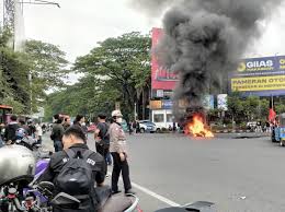 Mahasiswa di Makassar Demo, Tuntut Menteri ESDM Bahlil Lahadalia Dicopot