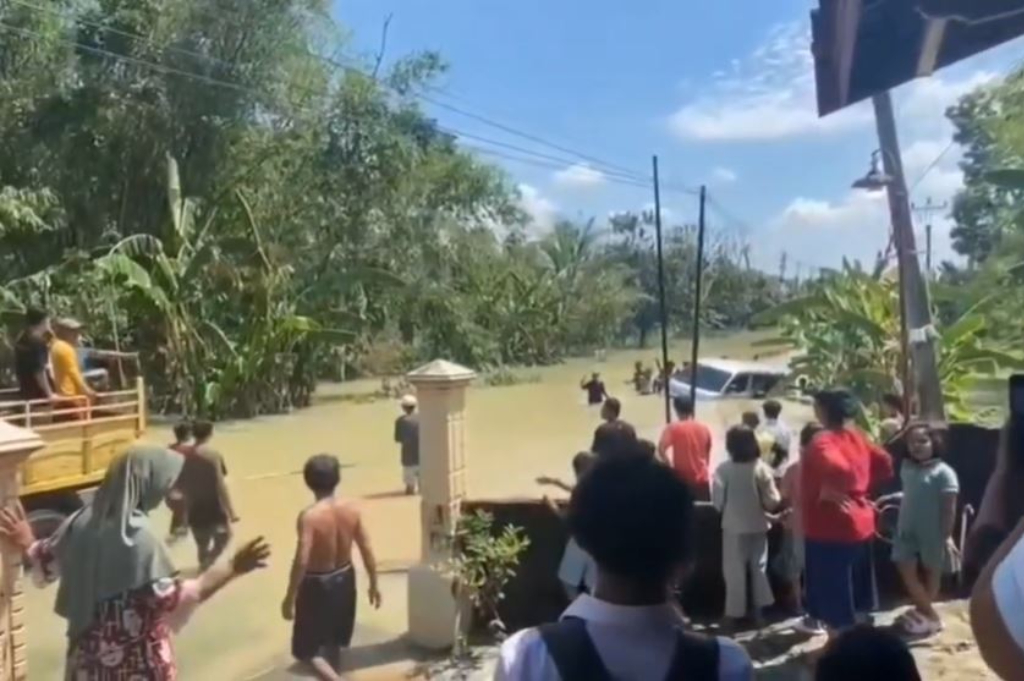 Minibus Nyaris Terseret Arus Banjir 1,5 Meter di Grobogan, Evakuasi Dramatis Libatkan Warga dan Truk