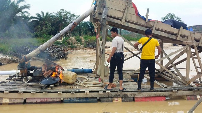 Polres Kuansing Gencarkan Pemberantasan PETI, Puluhan Rakit Tambang Ilegal Dimusnahkan