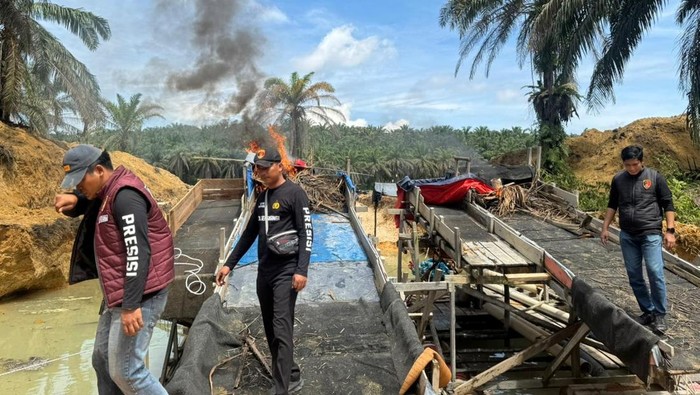 Polres Kuansing Gencarkan Penertiban Tambang Emas Ilegal, 13 Rakit PETI Dimusnahkan