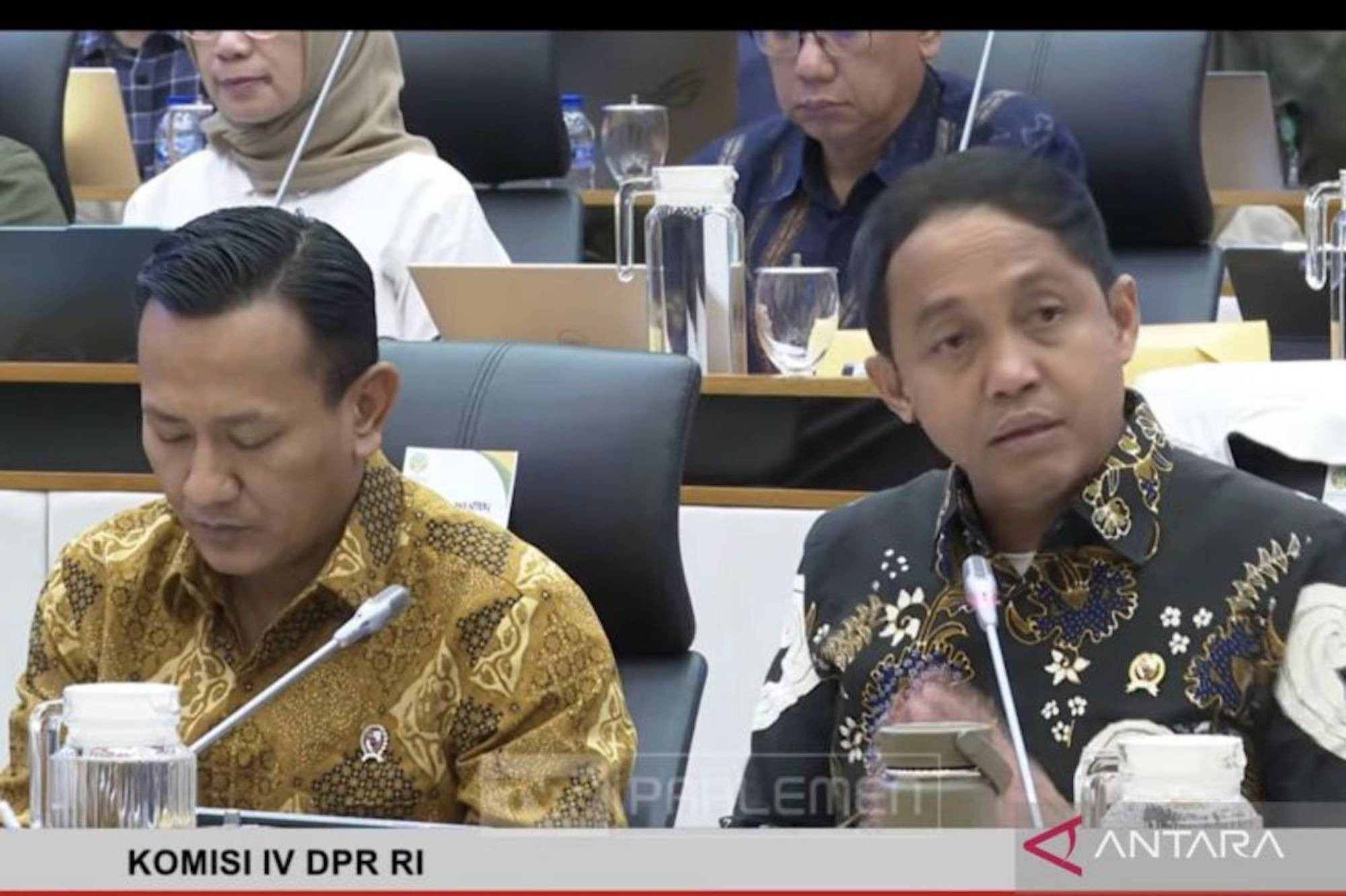 DPR Desak Menteri Kehutanan Buka Data Tambang Ilegal, Soroti Komitmen Lingkungan